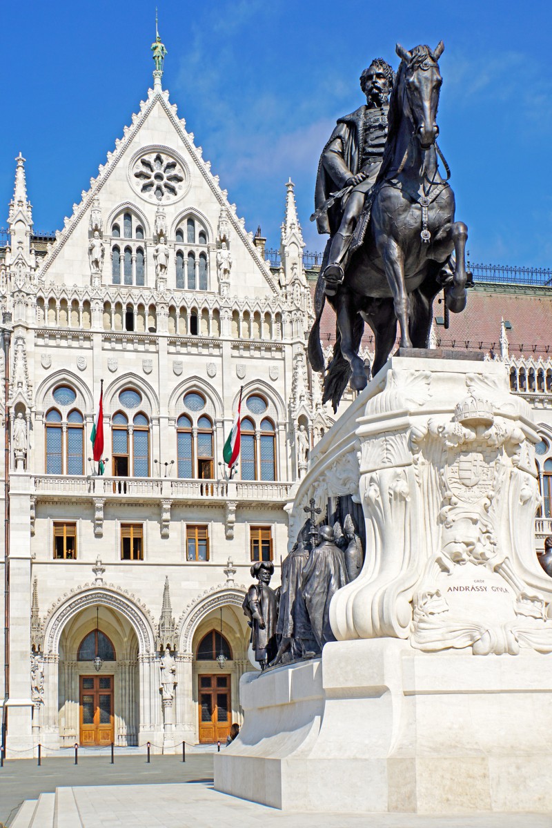 Statue at the Parlament in Budapest - guided tours Budapest