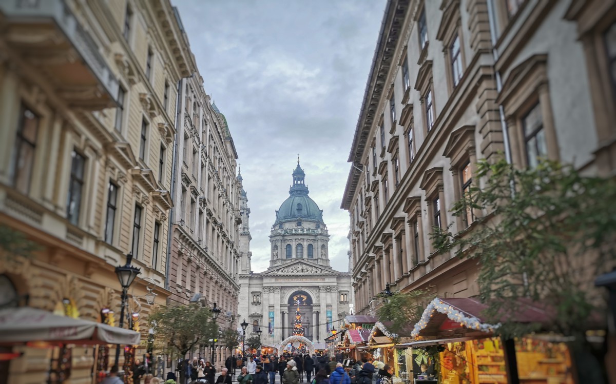 Christmas Market at the St. Stephen's Basilica - private tours in Budapest